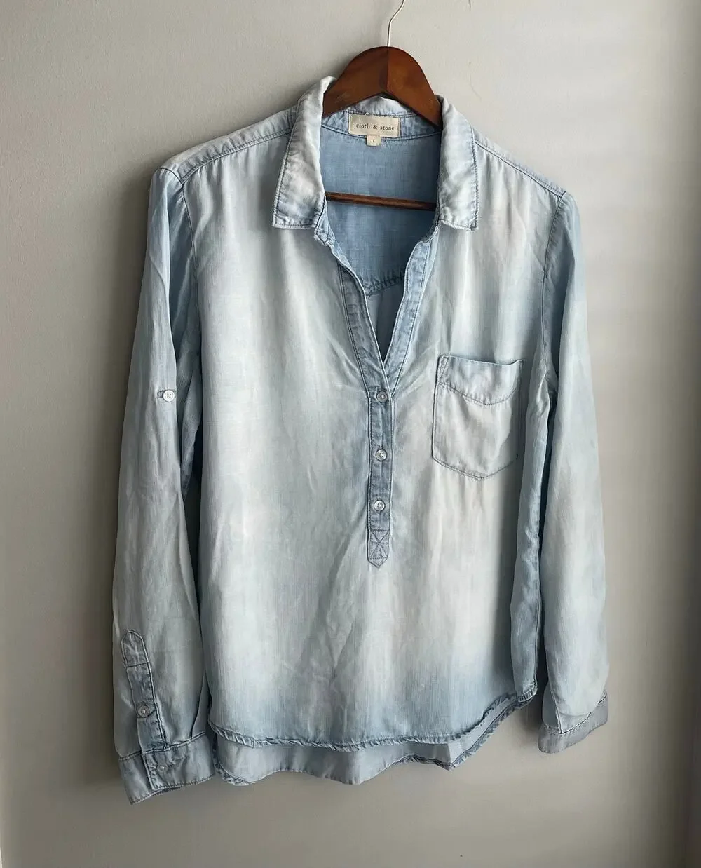 Cloth & Stone Light Chambray Half-Button-Up Roll Tab High-Low Collar Shirt sz L - Picture 1 of 9